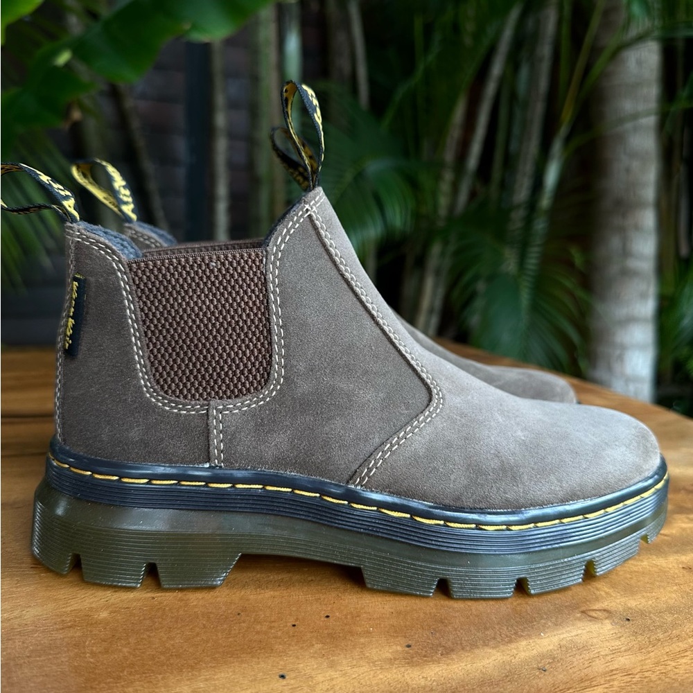 Dr Martens Hardie II Womens Size 7 Chelsea Boots Brown Suede
Pull On Casual
